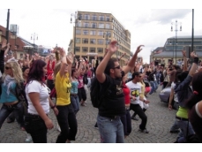 Lid vzdali hold Michaelu Jacksonovi